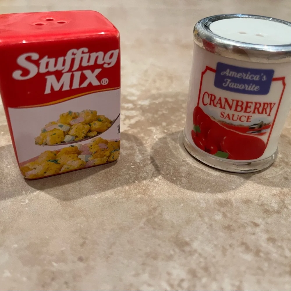 Cracker Barrel NEW Thanksgiving Salt & Pepper shakers- Stuffing Mix/ Cranberry